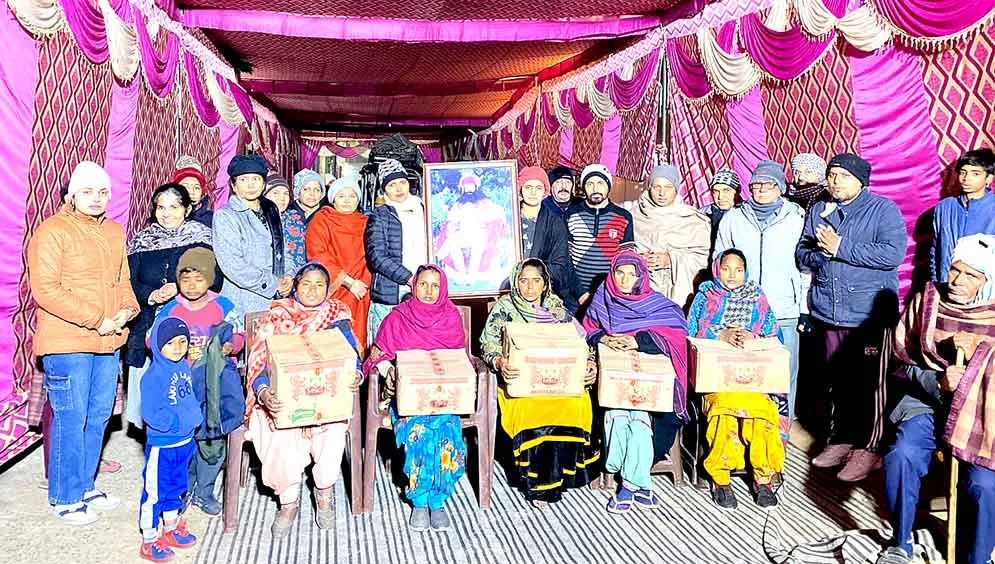 ब्लॉक सिरसा ने 36 परिवारों के बच्चों को गर्म कपड़े व राशन वितरित किया