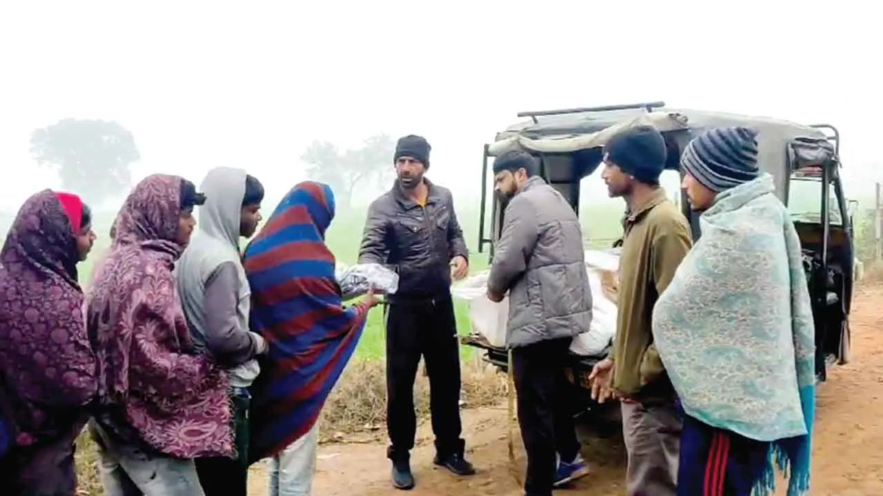 सर्दी में रिश्तों की गर्माहट: जरूरतमंदों का सहारा बनी खुशियों की दीवार