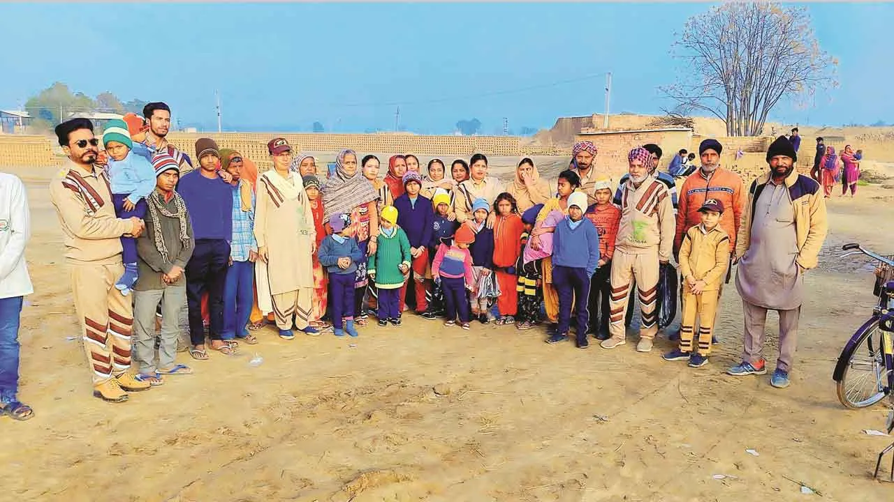 Welfare Work: जरूरतमंदों को वस्त्र वितरित कर मनाया अवतार माह