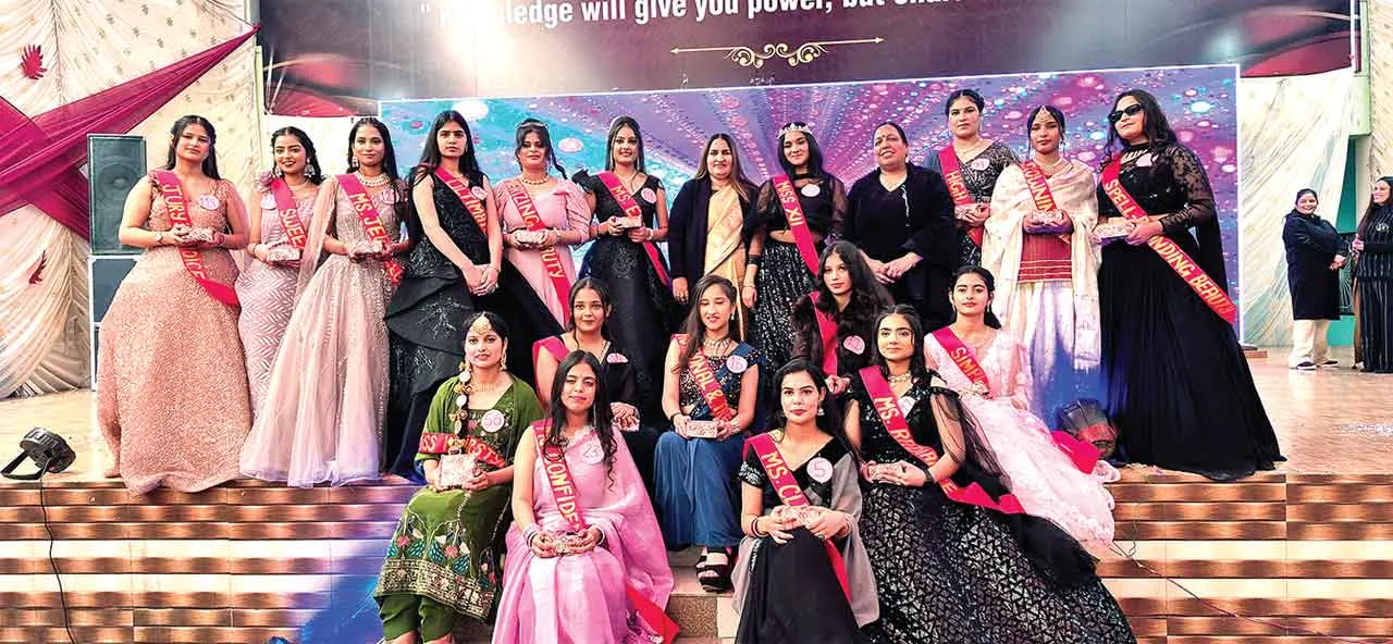 शाह सतनाम जी गर्ल्स स्कूल के फेयरवेल में प्रिया बनीं मिस फेयरवेल, प्रधानाचार्या ने पहनाया ताज, जमकर मचाया धमाल