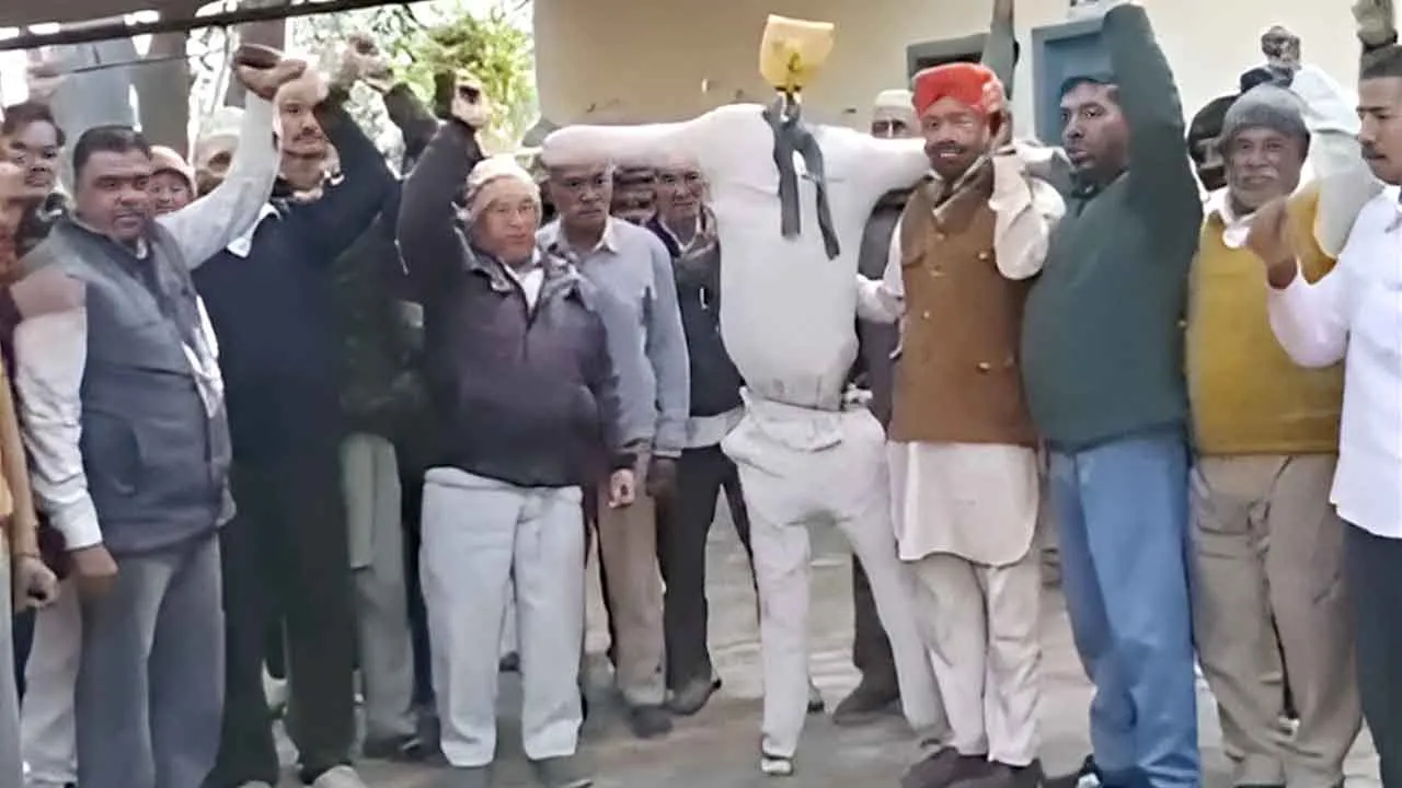 डेमोक्रेटिक वन कर्मचारी यूनियन ने किया जोरदार प्रदर्शन