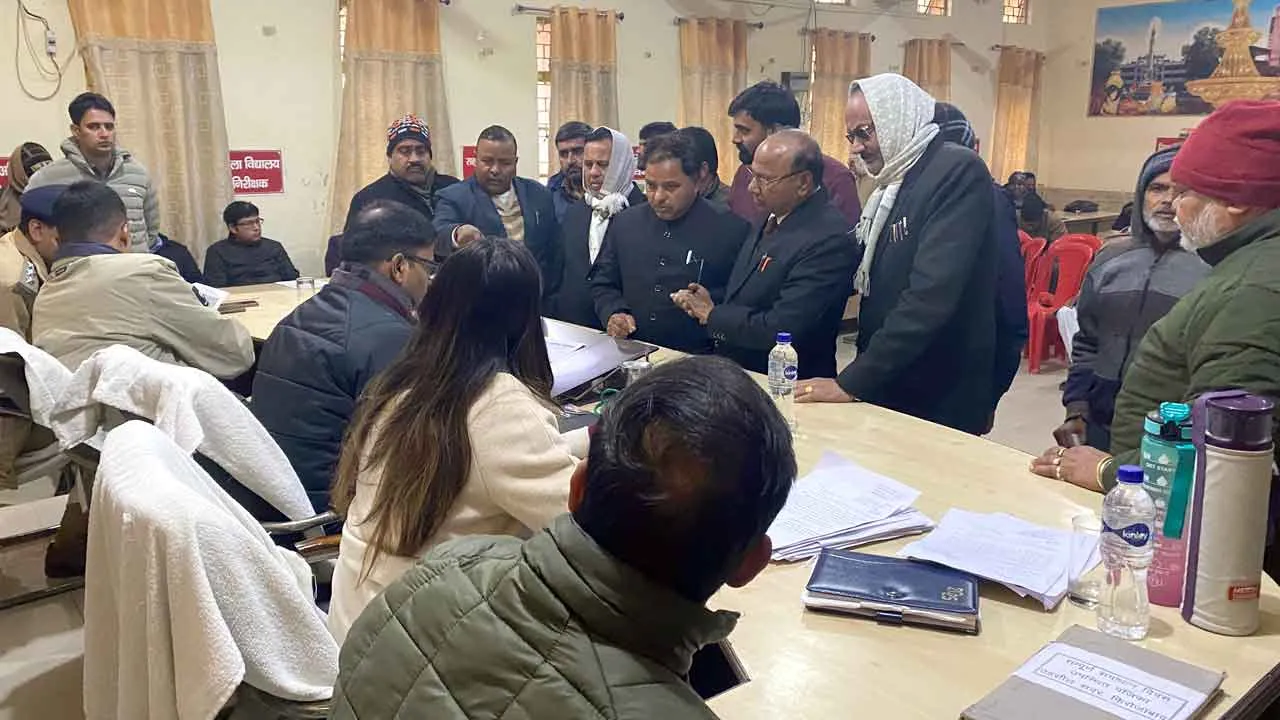 डीएम ने अधिकारियों को ससमय शिकायतों का निस्तारण करने के दिए निर्देश