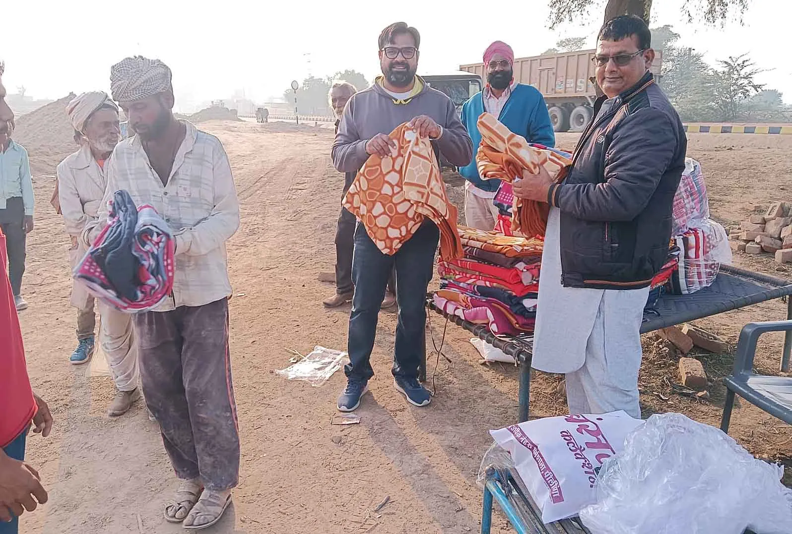Welfare Work: सेवादार बहन गुरजिन्द्र व परिवार ने वितरित किए गर्म वस्त्र