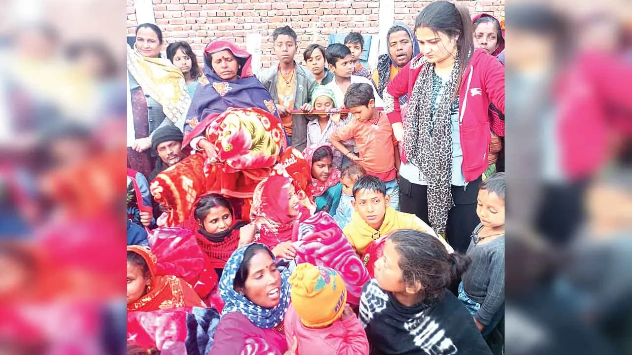 हिमाचल की साध संगत ने जरूरतमंद परिवारों को बांटे कंबल व गर्म कपड़े