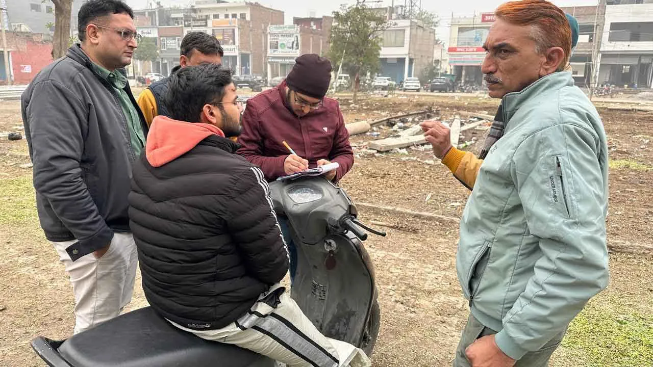 खुले में चारा डालने पर किए तीन लोगों के चालान
