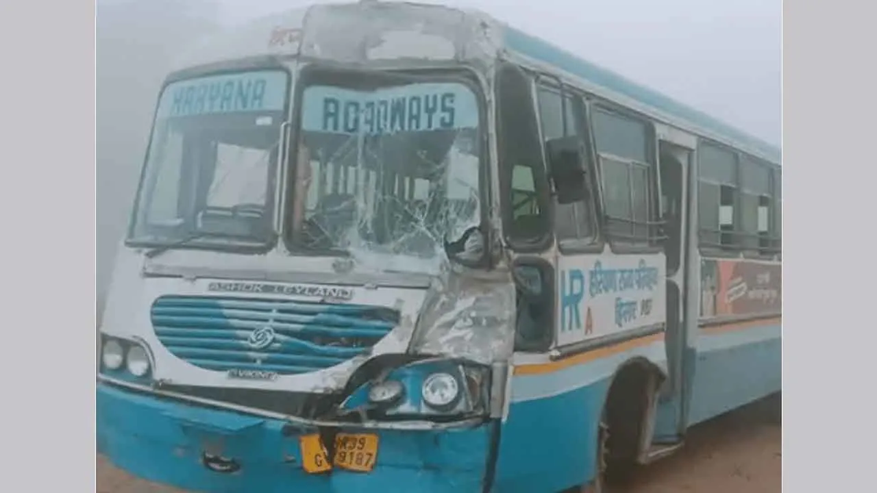 Roadways Bus Accident: रोडवेज बस और डंपर की टक्कर, धुंध के कारण हुआ हादसा