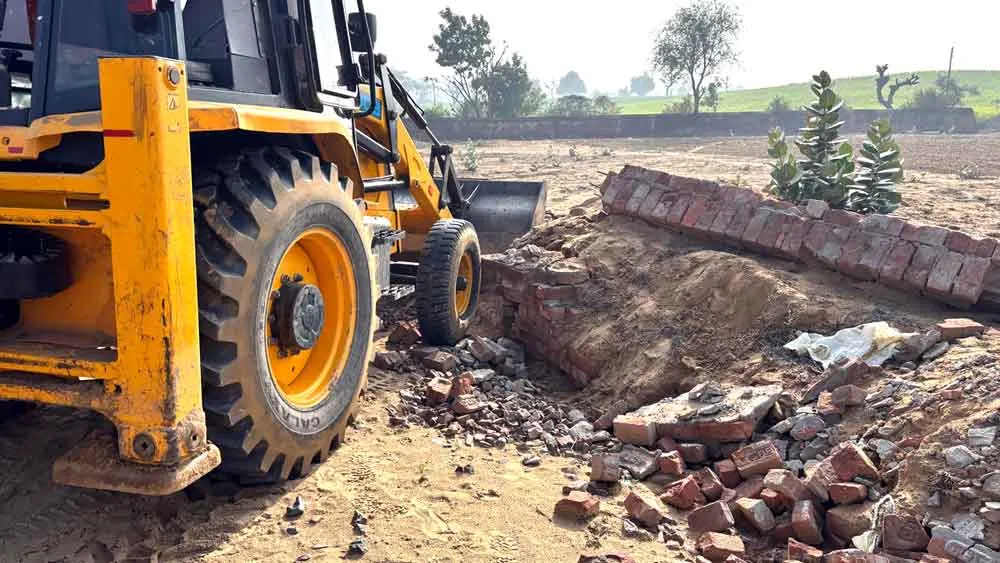 नगर योजनाकार विभाग ने लोहारू क्षेत्र के मौजा अकबरपुर में अवैध निर्माण को तोड़ा