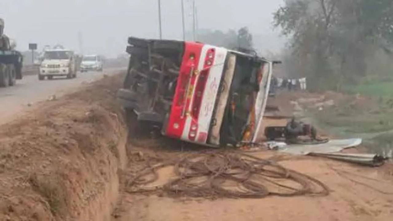 Bus Accident: दूसरे वाहन को बचाने के प्रयास में पलटी बस, दो घायल