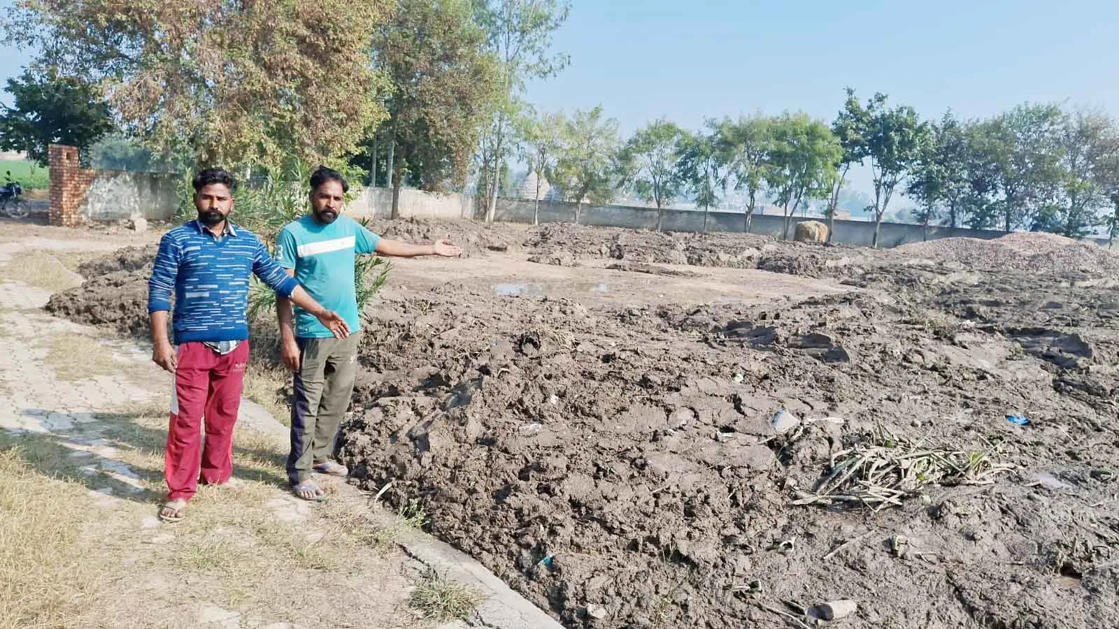 पंचायती जोहड़ से कब्जा हटाकर व्यायाम शाला में डाली गंदगी, लोगों में रोष