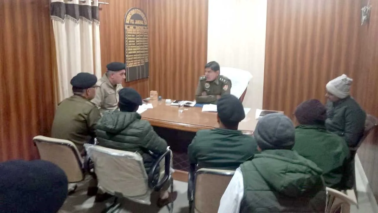 जाखल पुलिस थाना में सभी बीट इंचार्ज एवं चौकी प्रभारी की बैठक लेते हुए टोहाना डीएसपी ने विशेष दिशा निर्देश जारी किए