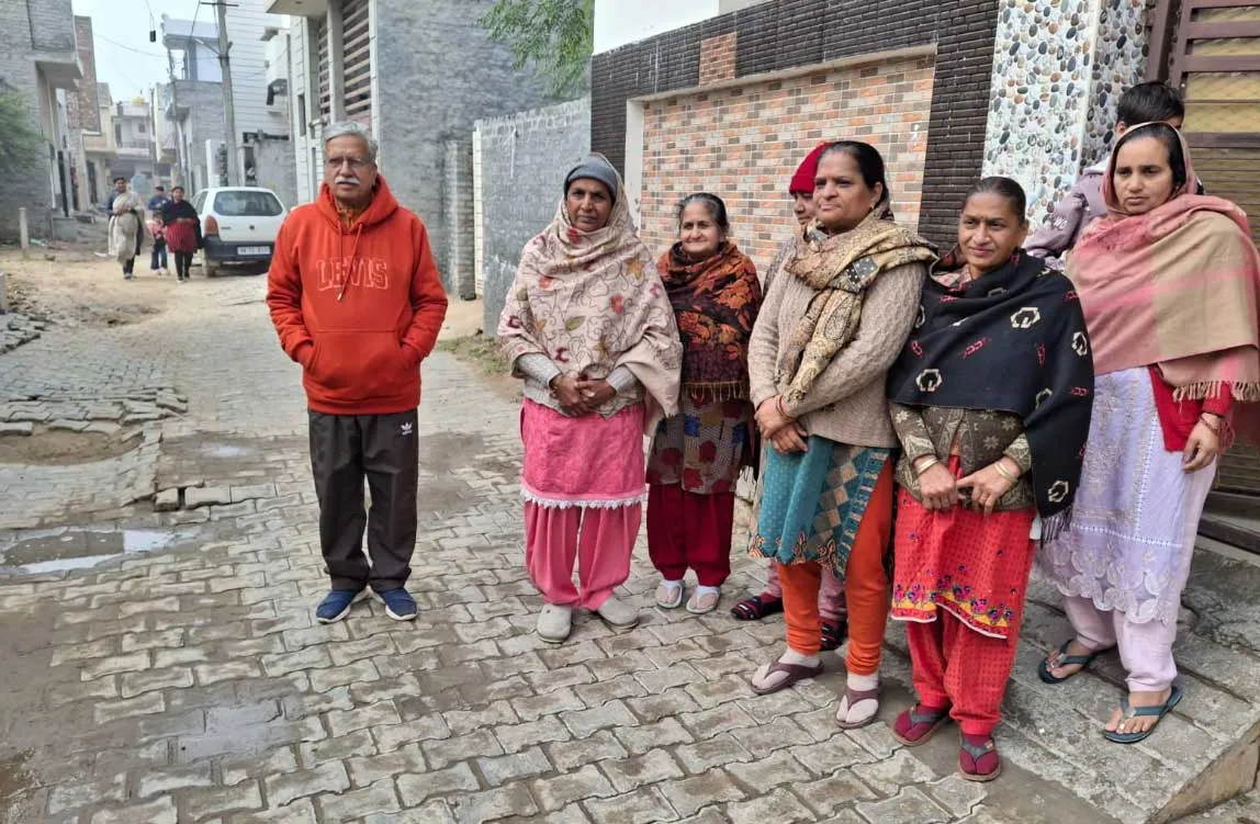 मास्टर कॉलोनी में गालियों का निर्माण न होने से लोगों में भारी रोष