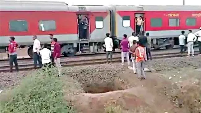 Pushpak Express Accident: महाराष्ट्र के जलगांव में भयानक ट्रेन हादसा, आग की अफवाह से चलती ट्रेन से कूदे यात्री