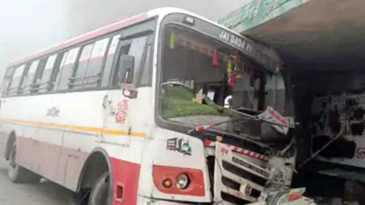 Jind Road Accident: कोहरे में दो बसों की टक्कर, कई यात्री घायल