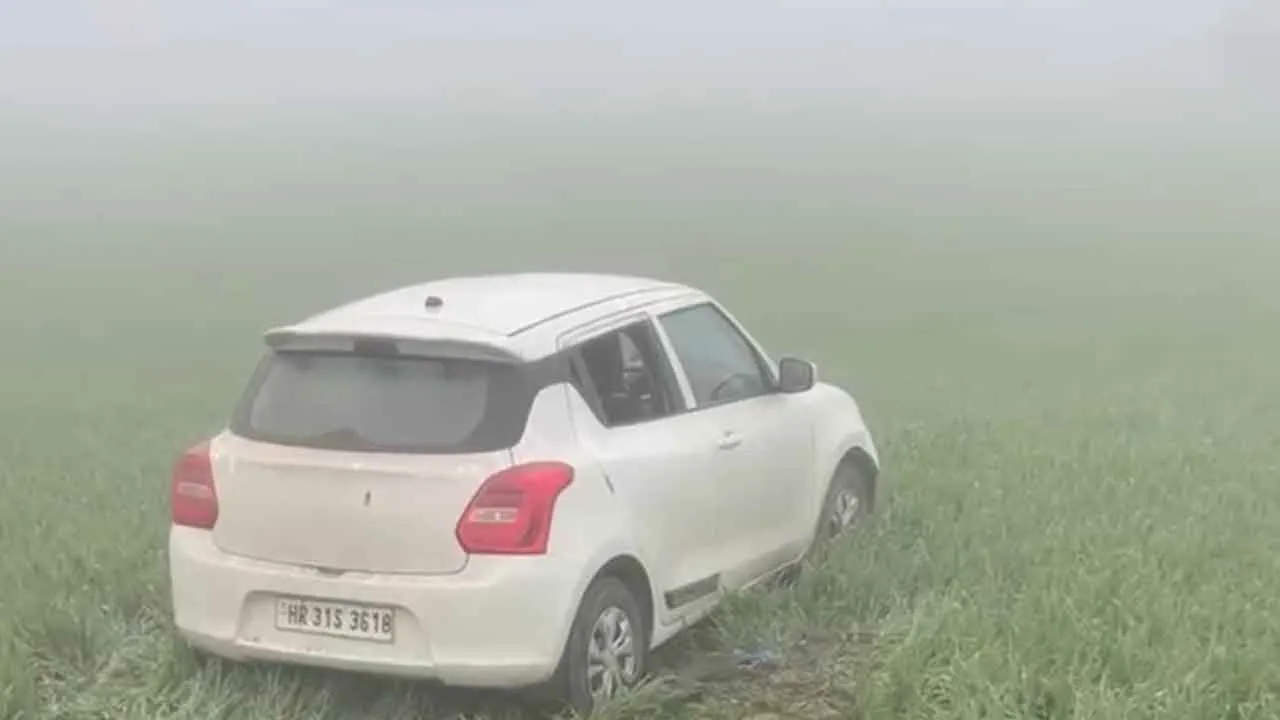 कोहरे के कारण खेत में उतरी कार से सामान चोरी