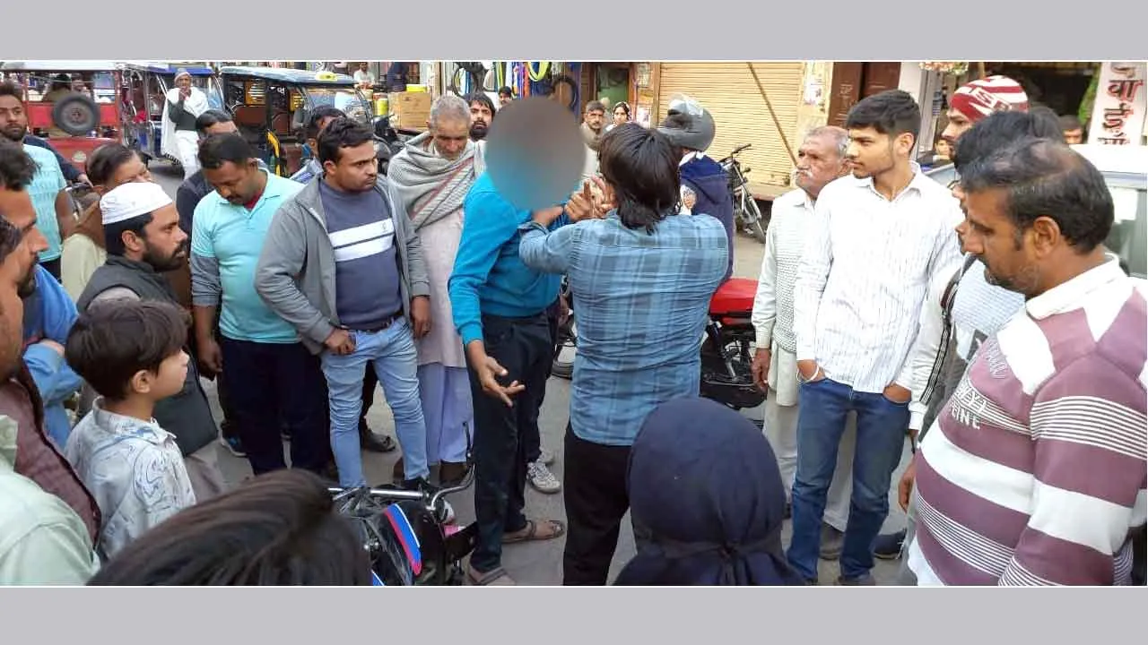 महिला से छेड़छाड़ के आरोपी की सरे बाजार धुनाई