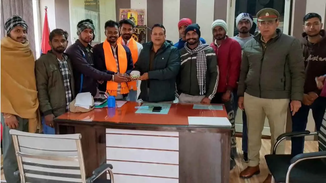 नववर्ष पर कैराना कोतवाल को भेंट की गाय की प्रतिमा