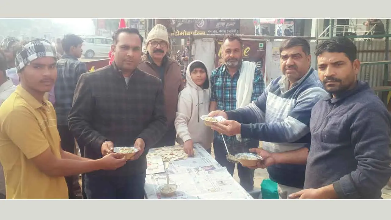टेस्ट जोन फैमिली रेस्तरां पर खिचड़ी प्रसाद का वितरण