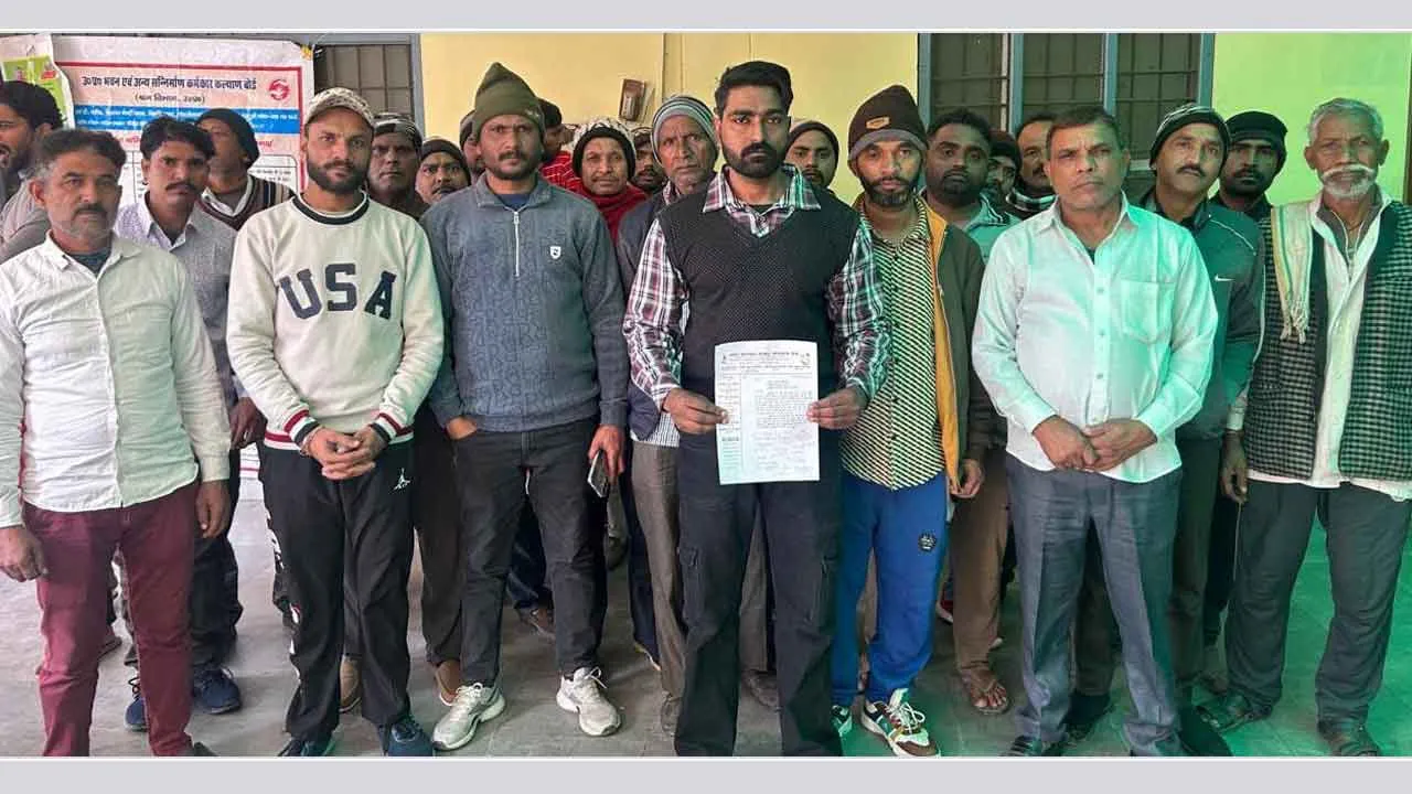 पालिकाध्यक्ष के बेटे व भाई द्वारा सफाईकर्मियों की सूची मांगने का विरोध