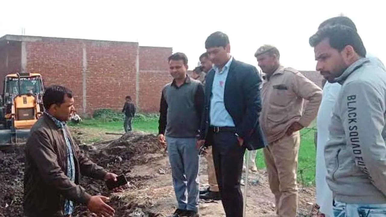 प्रशासन ने कण्डेला में शुरू कराई तालाब के पानी की निकासी