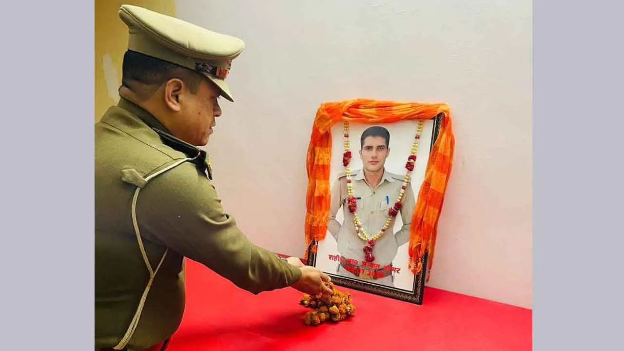 ‘मैं जला हुआ राख नहीं, अमर दीप हूँ जो मिट गया फर्ज पर, मैं वो शहीद हूँ’