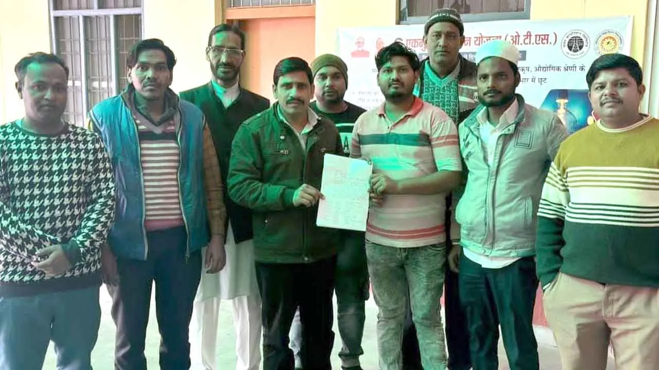 बरगद का पेड़ काटने की फिराक में ठेकेदार, एसडीएम से शिकायत
