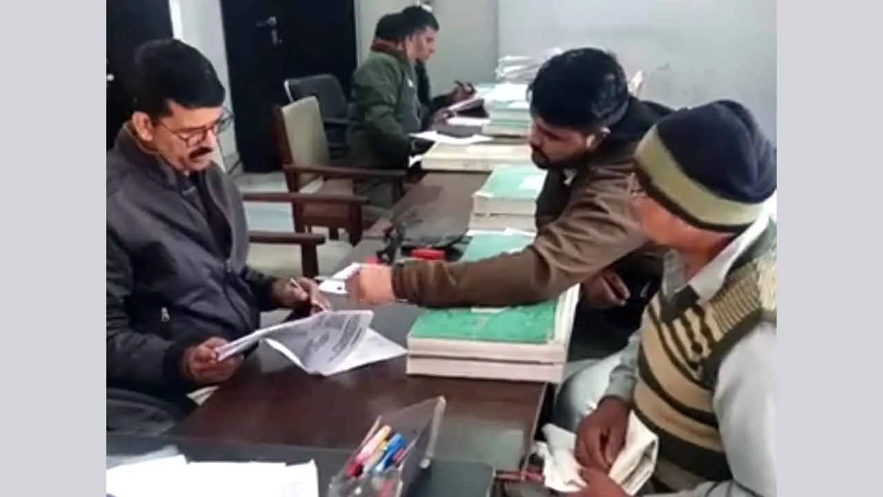 कैथल में पटवारियों ने दूसरे दिन भी काली पट्टी बांधकर किया काम