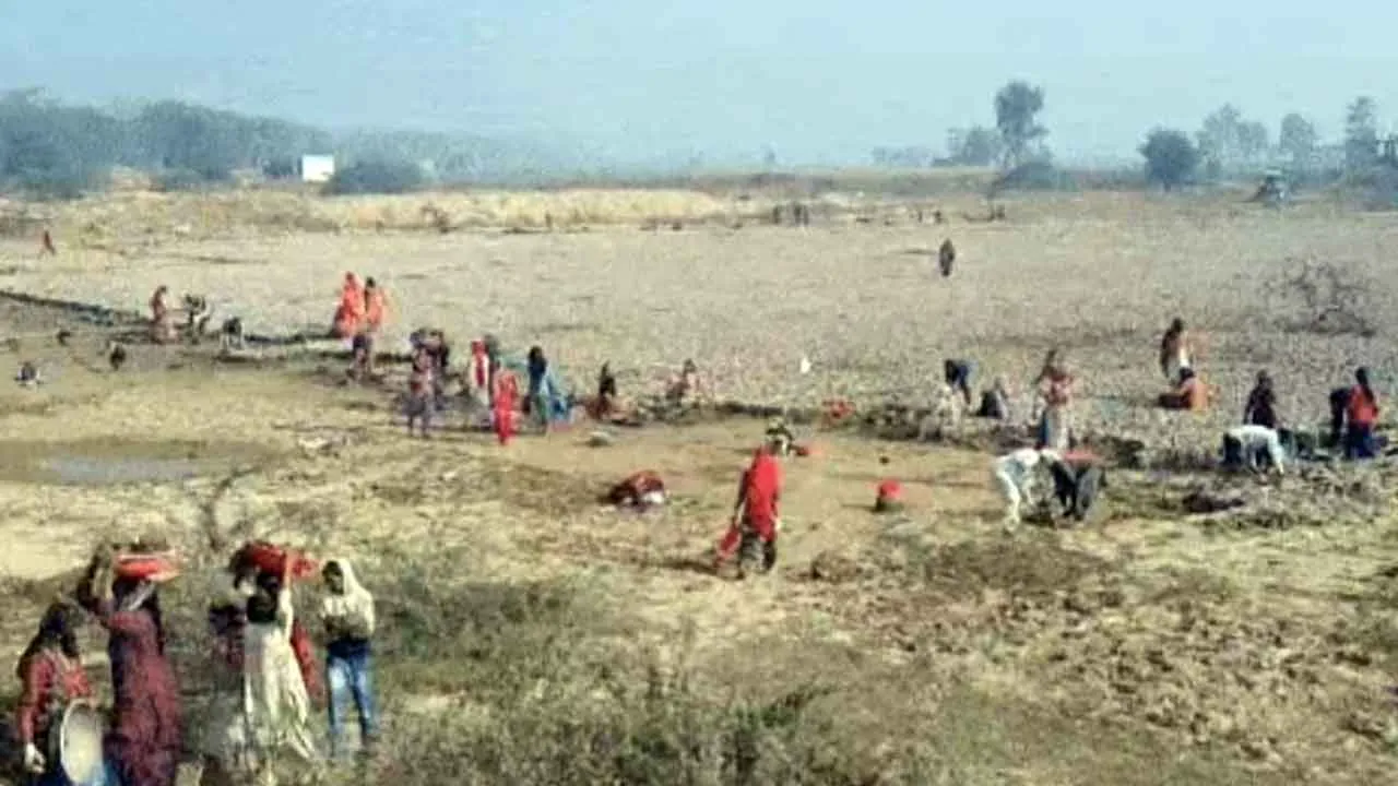 मनरेगा कार्यों में गड़बड़ी के अंदेशे के चलते 3 मेट्स निलंबित, 4 जेई पर भी लटकी तलवार