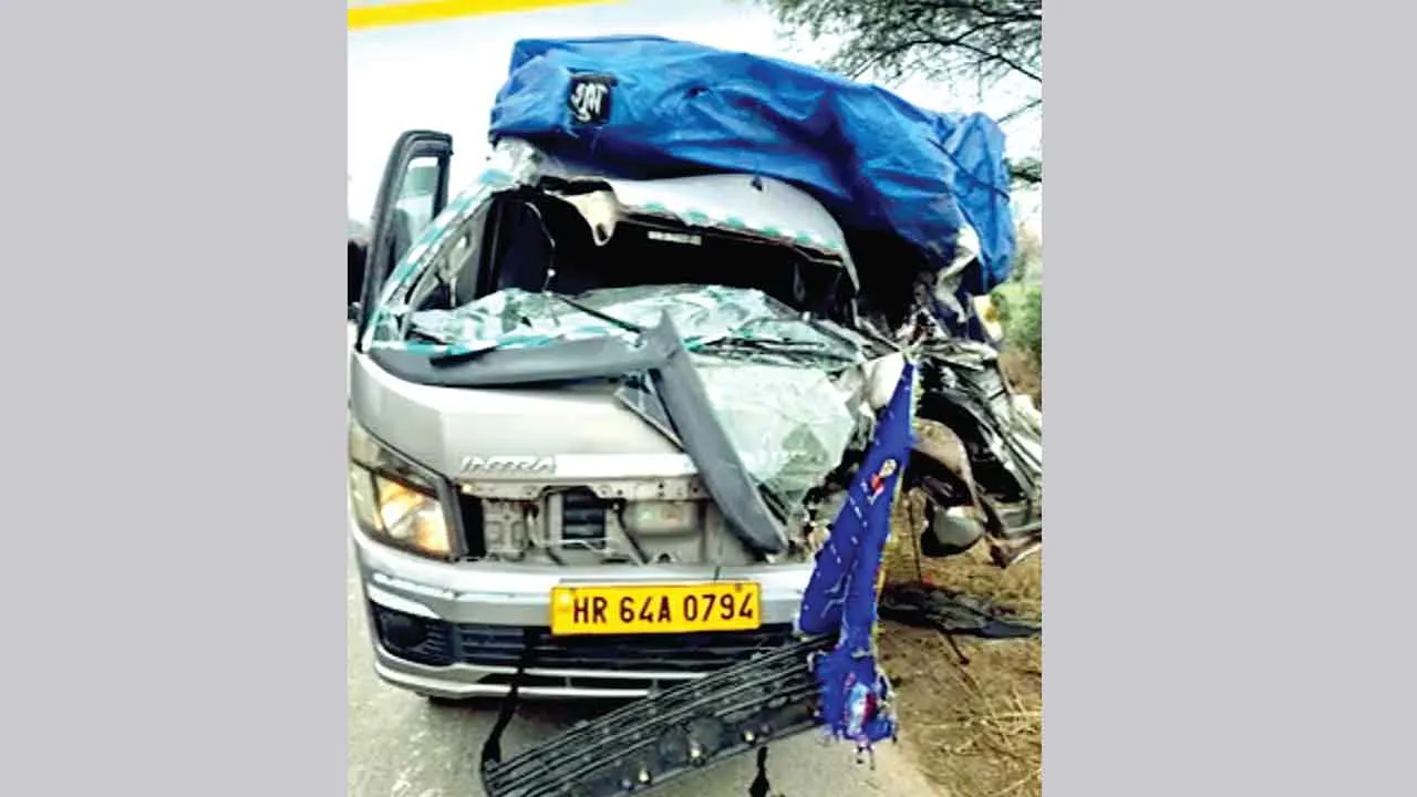 Road Accident: सड़क पर खड़े ट्रक से टकराई गाड़ी, एक की मौत, 16 लोग घायल