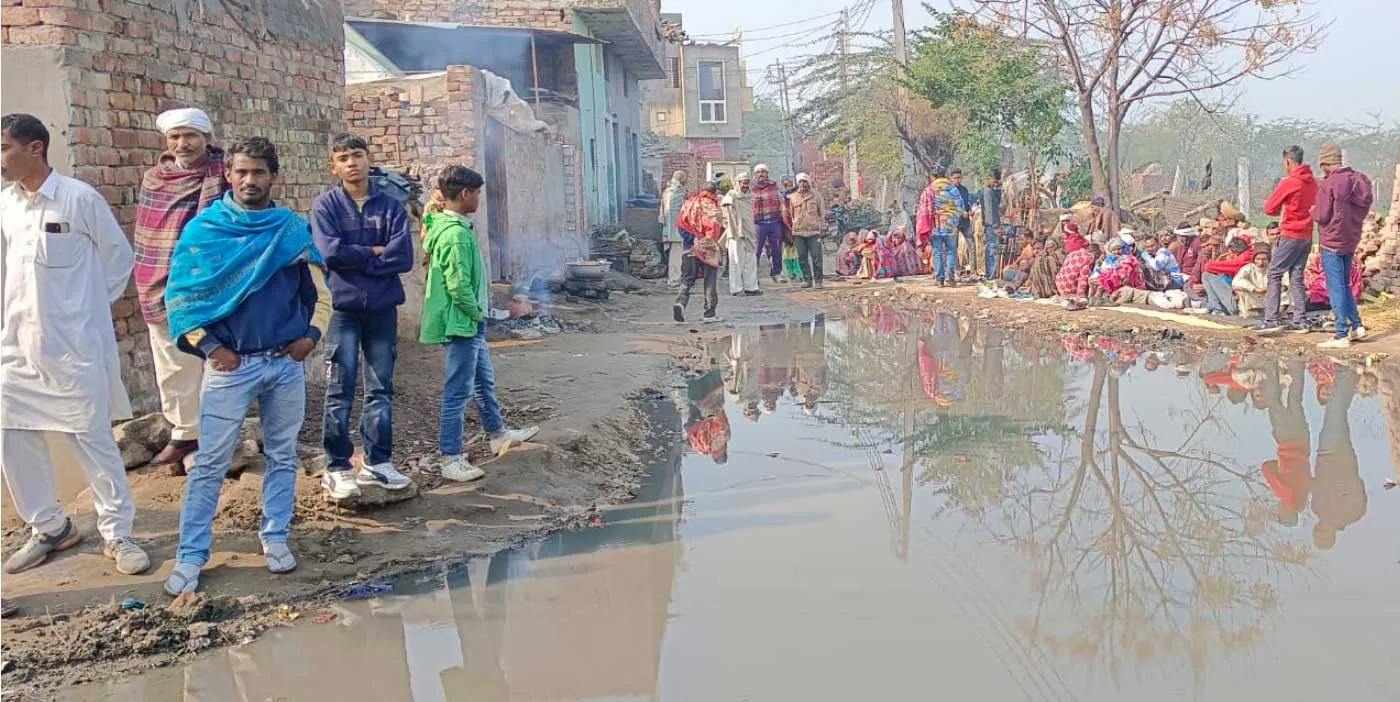 वार्ड 2 स्थित राव पत्ती मोहल्ले में घरों के बाहर गली में जमा हो रहा ओवरफ्लो सीवरेज का गंदा पानी