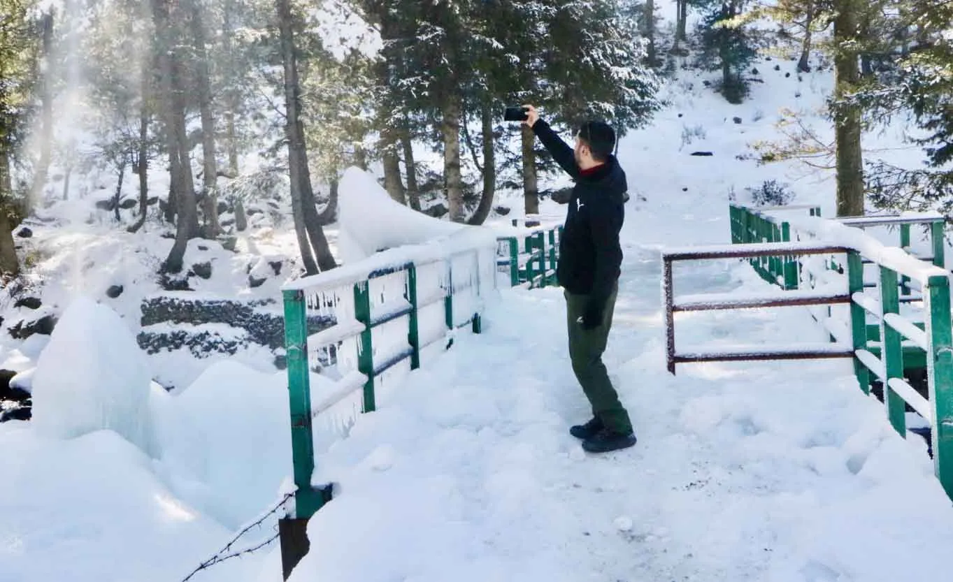 Kashmir Weather: कश्मीर में चारों तरफ बर्फ़ ही बर्फ़, देखें मनोरम तस्वीरें!