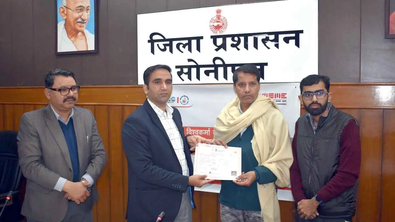 पारंपरिक कारीगरों और शिल्पकारों को आर्थिक रूप से सशक्त बनाना पीएम विश्वकर्मा योजना का उद्देश्य: उपायुक्त डॉ. मनोज कुमार