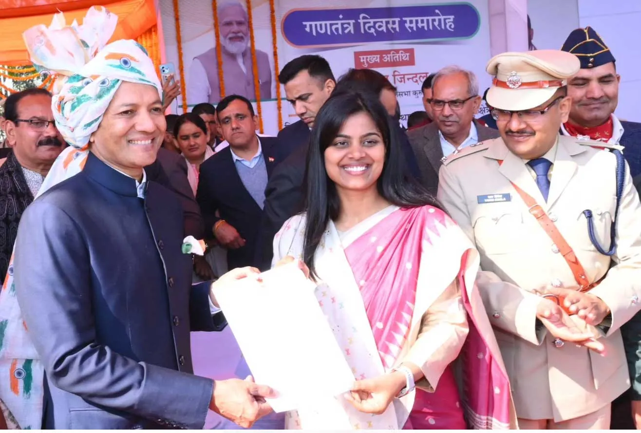 कुरुक्षेत्र जिला को स्वच्छ बनाने की दिशा में उपायुक्त नेहा सिंह द्वारा किए जा रहे प्रयास के चलते सांसद नवीन जिंदल ने उन्हें प्रशंसा पत्र देकर किया सम्मानित
