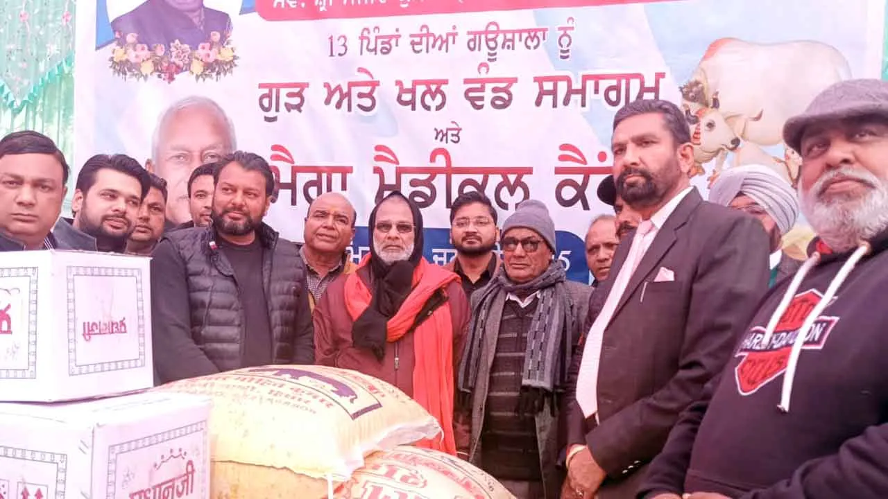 4 गौशालाओं को बांटी गौवंश की राशन सामग्री