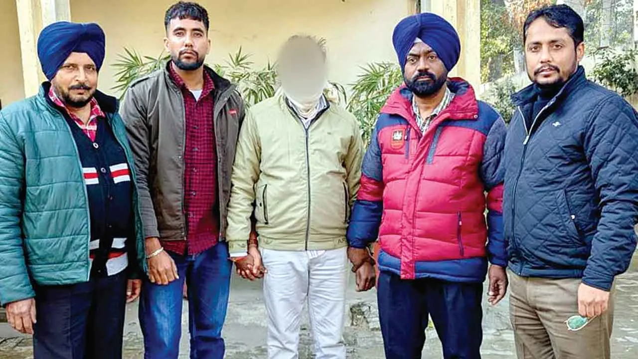 Bribe: सफाई सेवक से रिश्वत लेने के आरोप में नगर निगम का नंबरदार गिरफ्तार