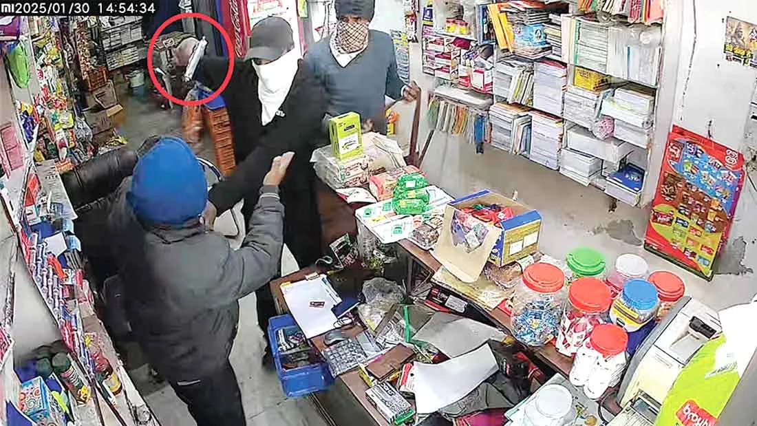 Looting: लूटेरों ने दुकानदार से लूटे एक लाख रूपये