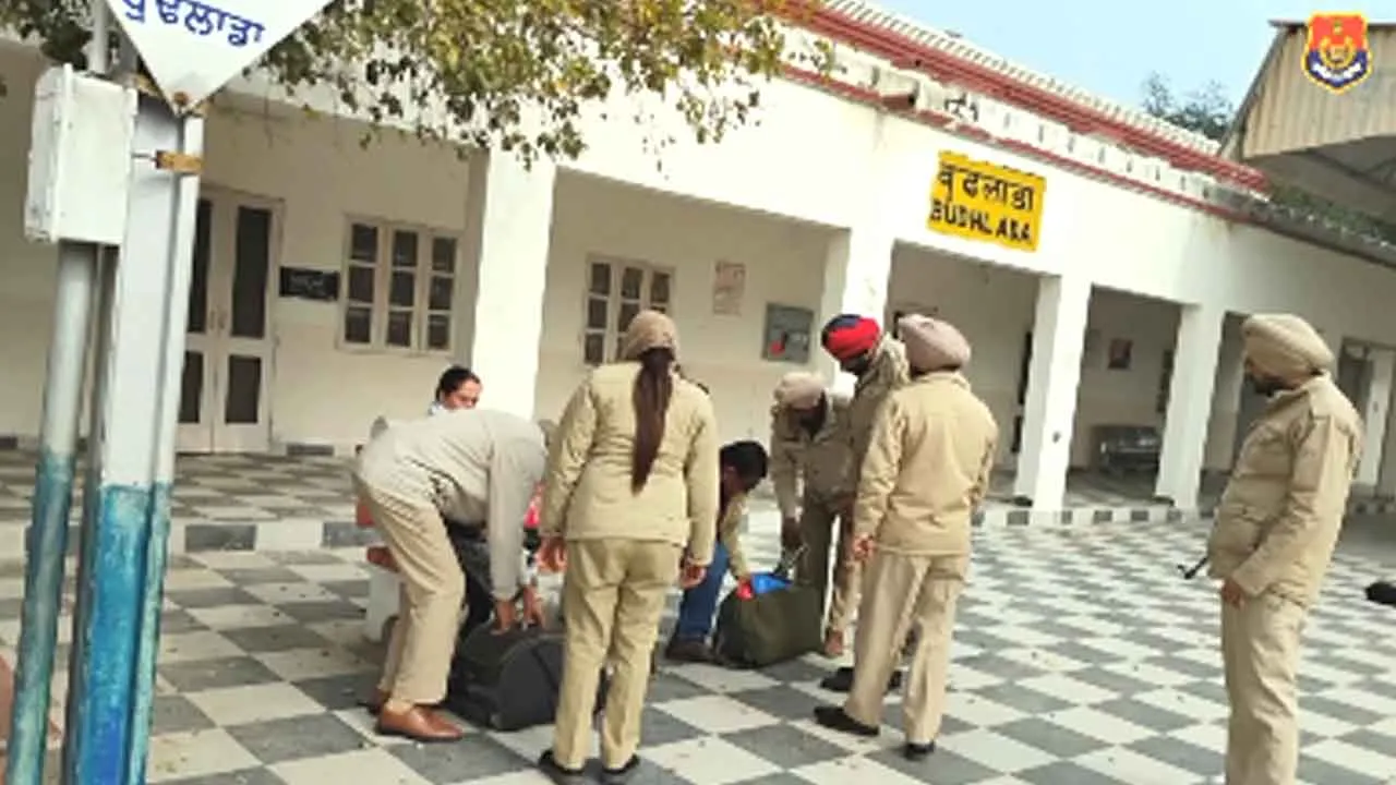पुलिस ने रेलवे स्टेशनों पर चलाया चेकिंग अभियान