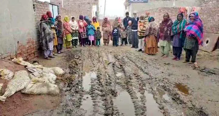 न बनी सडक़ें और न ही नालियां, गलियों में कीचड़ ही कीचड़, आवागमन बाधित