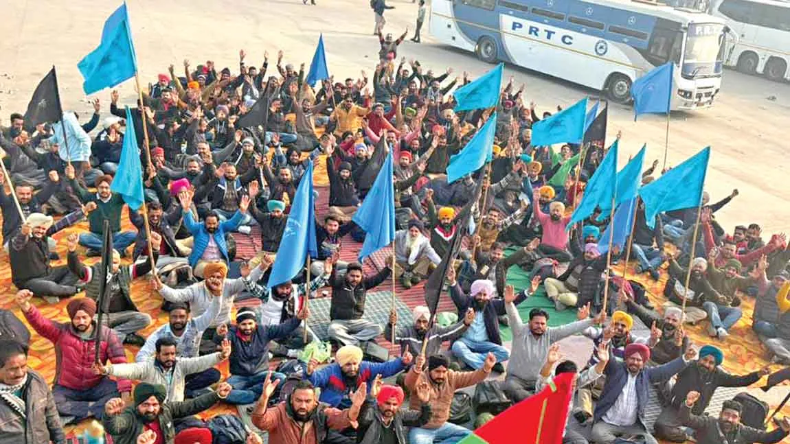 Bus Strike: कच्चे कर्मियों ने लगवाई ब्रेक, पहले दिन करोड़ों का नुक्सान