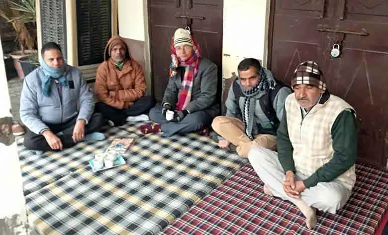 कड़ाके की ठंड व बारिश के बीच धरने पर डटे रहे लोग