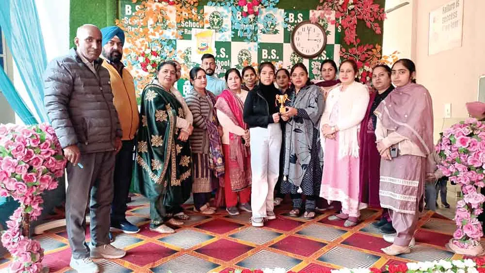 बीएस स्कूल रानियां में आरती को सबसे ईमानदार व रयन को मिला साल का सर्वश्रेष्ठ विद्यार्थी का अवार्ड