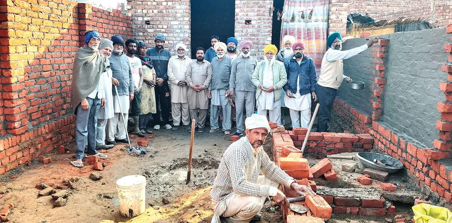 Aashiyana Campaign: रतिया ब्लॉक की साध-संगत ने जरूरतमंद परिवार को बना कर दिया आशियाना