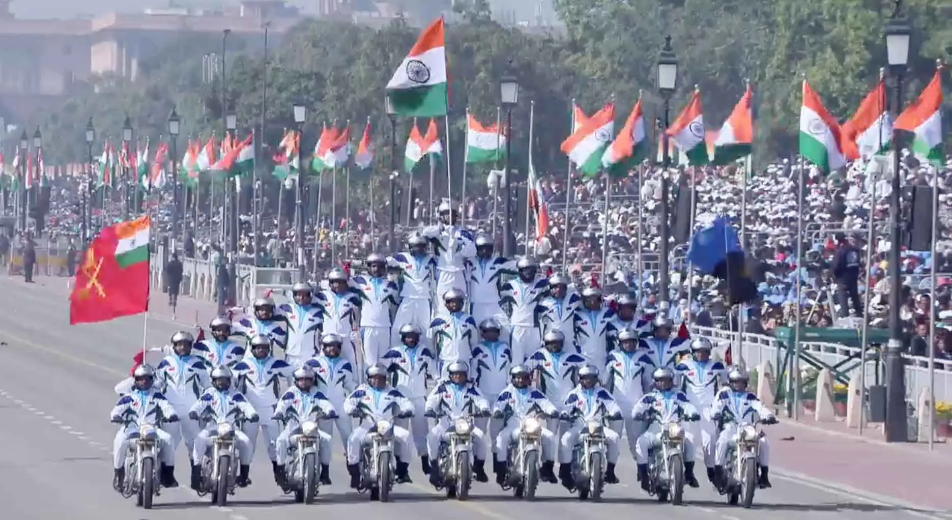 Republic Day Celebrations: देश में हर्षोल्लास के साथ मनाया गया गणतंत्र दिवस, वाघा बॉर्डर पर फहराया तिरंगा, बांटी गई मिठाई