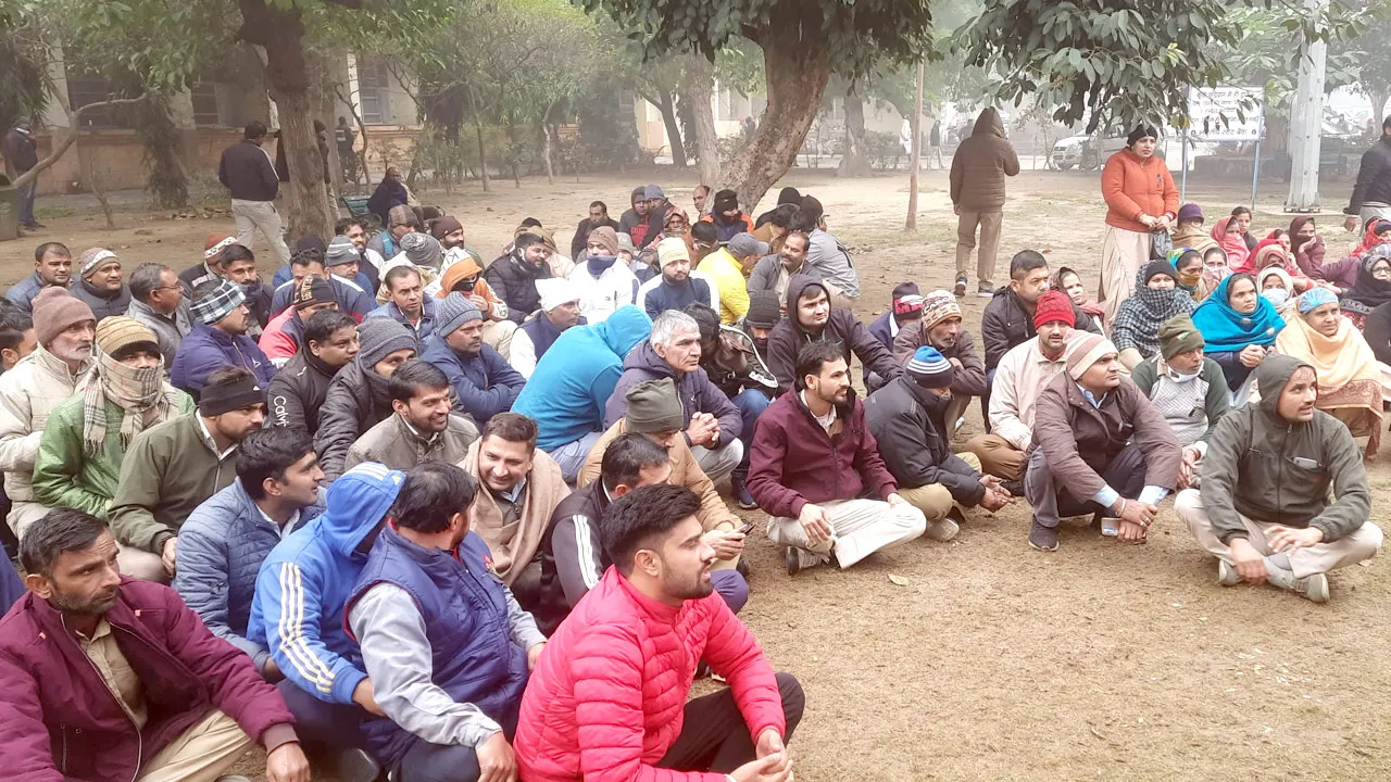 PGIMS: पीजीआईएमएस में आउटसोर्सिग पर लगे कर्मचारियों ने शुरू किया सांकेतिक धरना