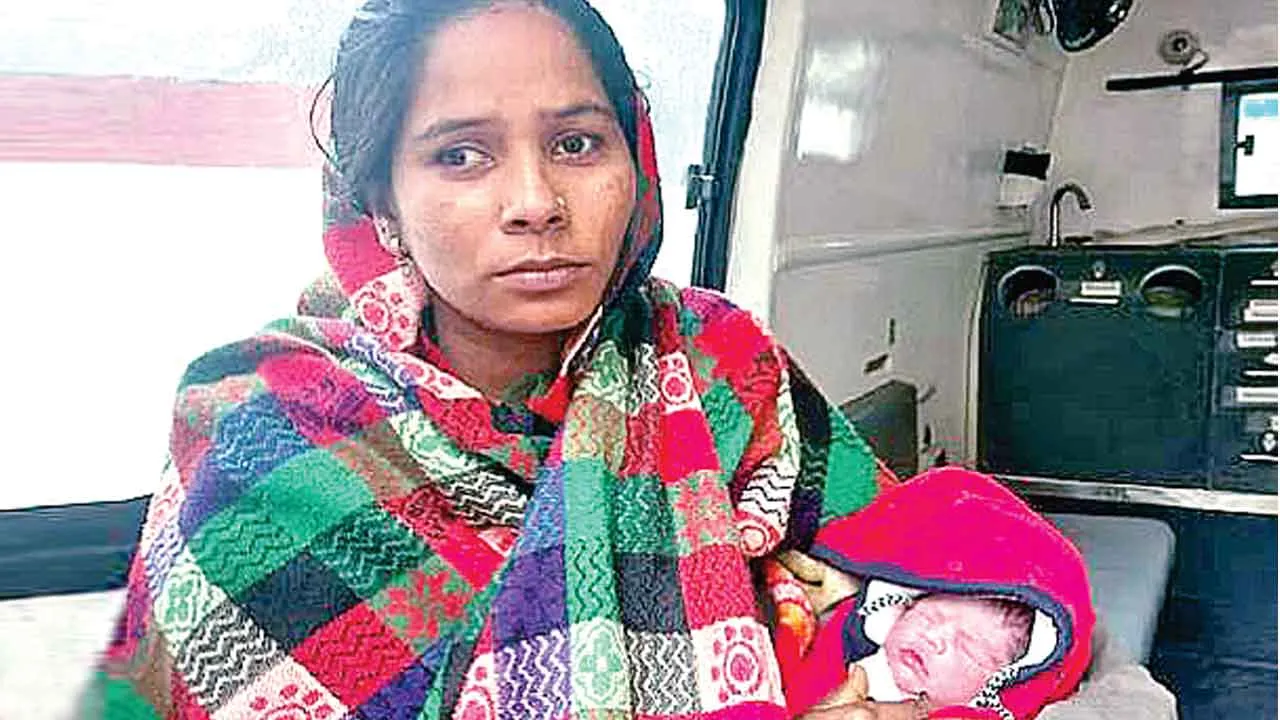 Humanity: एक ने मरने के लिए गली में फेंका तो एक ने बचाए प्राण