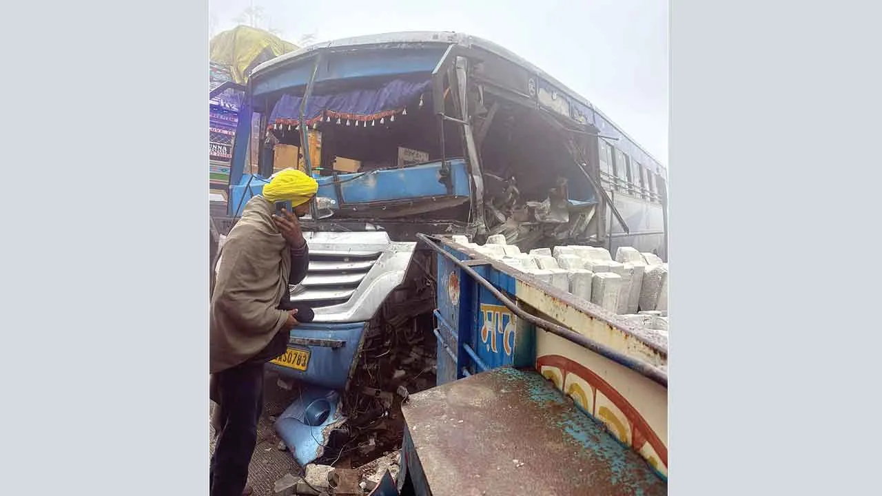 धुंध का कहर: टाईलों से भरी ट्रॉली में भिड़ी पीआरटीसी की बस