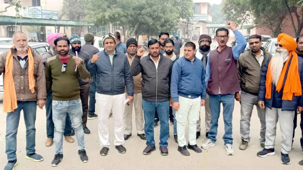 Protested: बिजली कर्मचारी गरजे, जमकर किया प्रदर्शन