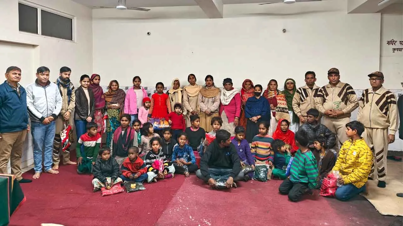 Distribute Warm Clothes: डेरा अनुयायियों ने बांटे 50 जरूरतमंद परिवारों को गर्म कपड़े
