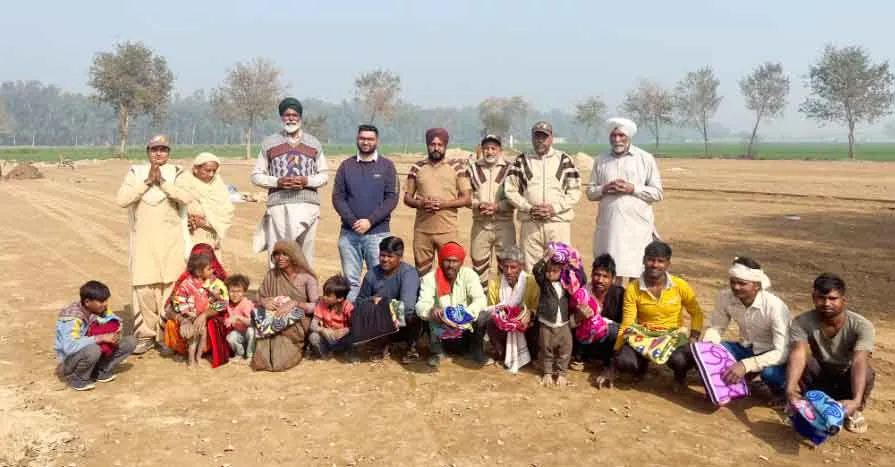 रोड़ी के डेरा सेवादारों ने जरूरतमंदों को भेंट किए गर्म कमड़े