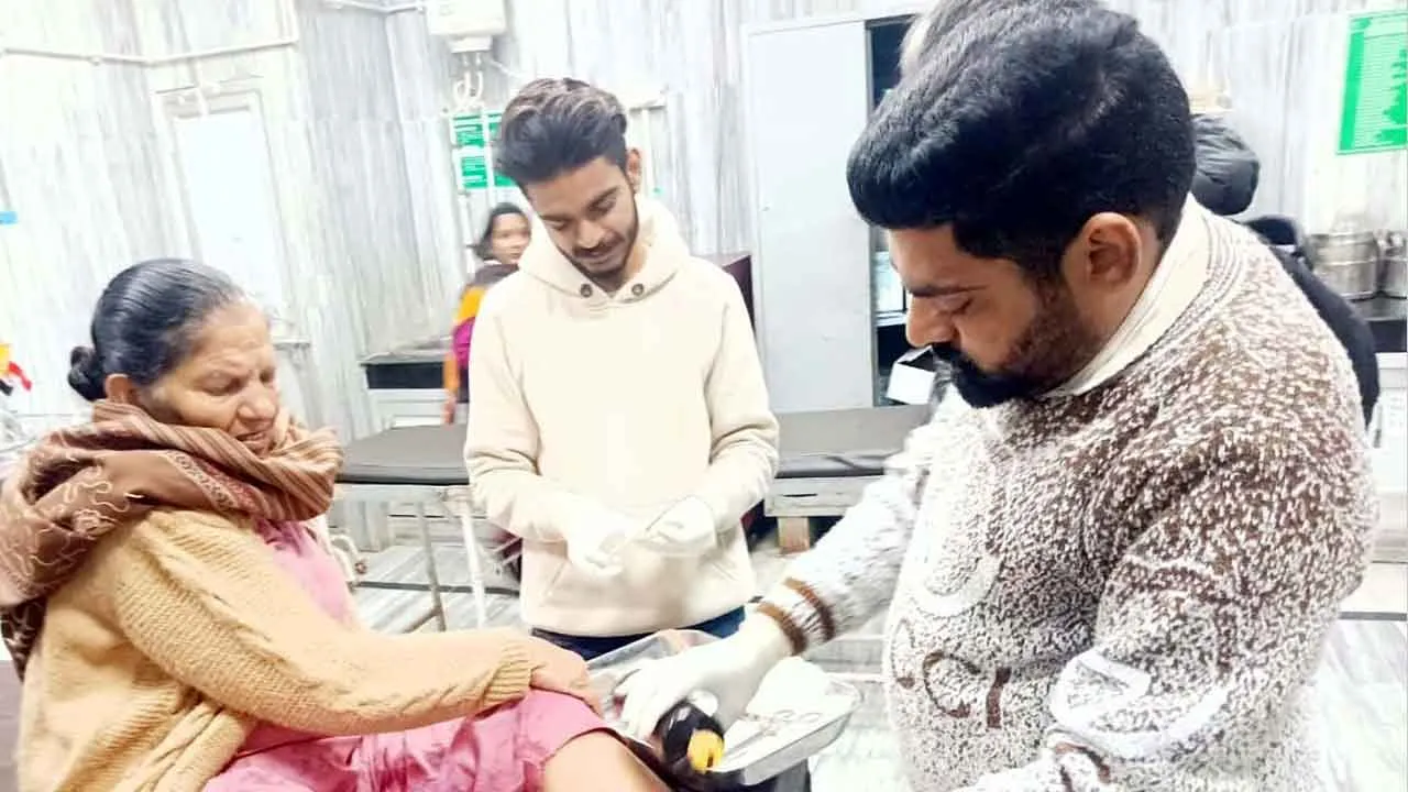 Dog Bite: अस्पताल दवाई लेने गई महिला को कुत्तों ने काटा