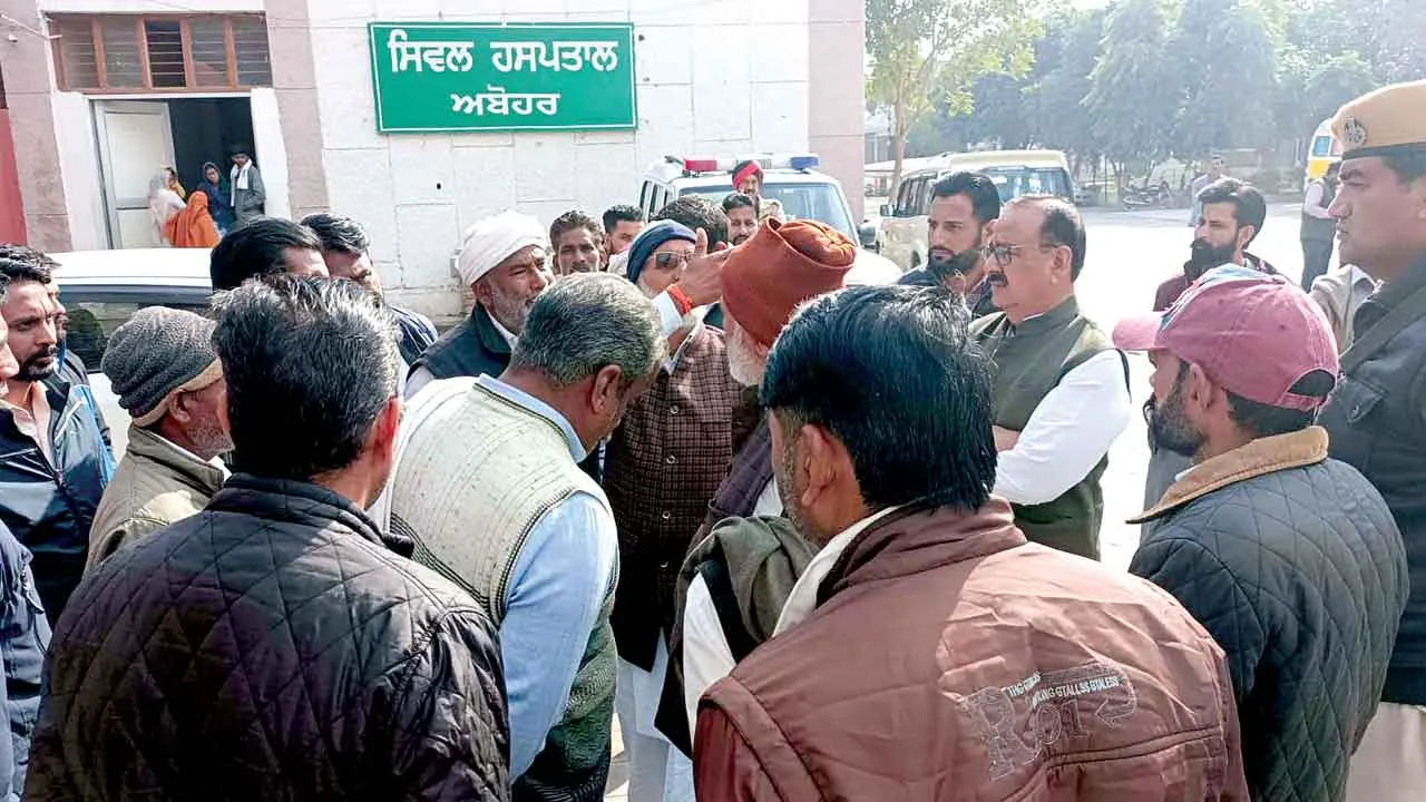 आरोपियों को जल्द गिरफ्तार करने के आश्वासन पर परिजनों द्वारा धरना समाप्त